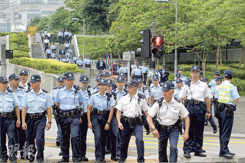 警方昨日派出達8000警力參與張德江訪港的反恐保安行動。圖為中環龍和道一帶下午有大批軍裝警駐守執勤。(郭慶輝攝)警方派出不少人員駐守高點,包括圖中兩警駐守灣仔萬麗海景酒店的天台,配備望遠鏡。(李紹昌攝) 警方昨日派出達8000警力參與張德江訪港的反恐保安行動。圖為中環龍和道一帶下午有大批軍裝警駐守執勤。(郭慶輝攝)警方派出不少人員駐守高點,包括圖中兩警駐守灣仔萬麗海景酒店的天台,配備望遠鏡。(李紹昌攝)