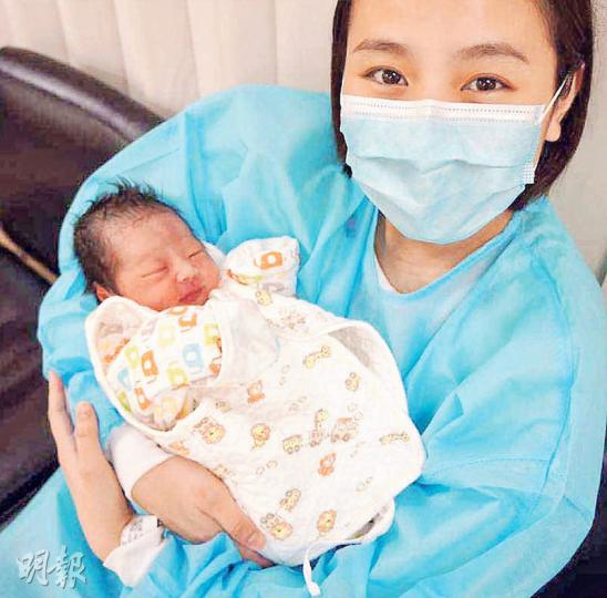 手抱女兒的李蘊,雖然戴了口罩,但仍感受到她有女萬事足的喜悅。(微博圖片)李蘊(左起)榮升新手媽媽,G.E.M.與何超蓮亦欣喜做契媽。(微博圖片)李蘊的B女比預產期提早3星期出世,遺傳了媽媽的靚女樣貌。(微博圖片)契媽G.E.M.分享老友李蘊做媽媽的喜悅。(微博圖片)契媽G.E.M.隔空吻契女都滿足。(微博圖片)超蓮不停拍下契女的可愛樣。(微博圖片)李蘊的B女有7磅重,頭髮濃密,她笑言因產前常吃芝麻糊。(微博圖片) 手抱女兒的李蘊,雖然戴了口罩,但仍感受到她有女萬事足的喜悅。(微博圖片)李蘊(左起)榮升新手媽媽,G.E.M.與何超蓮亦欣喜做契媽。(微博圖片)李蘊的B女比預產期提早3星期出世,遺傳了媽媽的靚女樣貌。(微博圖片)契媽G.E.M.分享老友李蘊做媽媽的喜悅。(微博圖片)契媽G.E.M.隔空吻契女都滿足。(微博圖片)超蓮不停拍下契女的可愛樣。(微博圖片)李蘊的B女有7磅重,頭髮濃密,她笑言因產前常吃芝麻糊。(微博圖片)