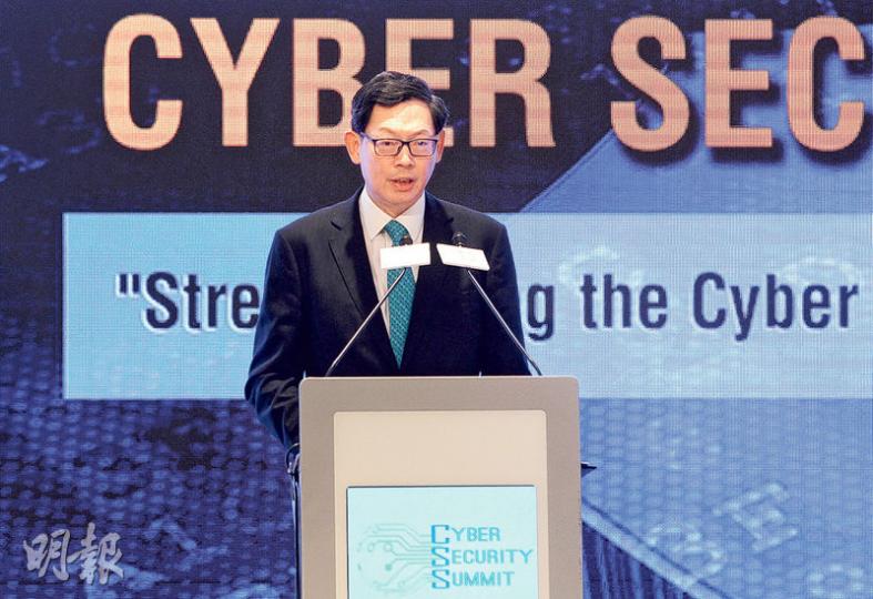金融管理局昨日正式宣布推出「網絡防衛計劃」,計劃包括三大主要元素,包括制訂網絡防衛評估框架、推行專業培訓計劃及設立網絡風險資訊共享平台。評估框架下周起將向銀行業界進行為期3個月的諮詢。圖為金管局總裁陳德霖。(林俊源攝) 金融管理局昨日正式宣布推出「網絡防衛計劃」,計劃包括三大主要元素,包括制訂網絡防衛評估框架、推行專業培訓計劃及設立網絡風險資訊共享平台。評估框架下周起將向銀行業界進行為期3個月的諮詢。圖為金管局總裁陳德霖。(林俊源攝)