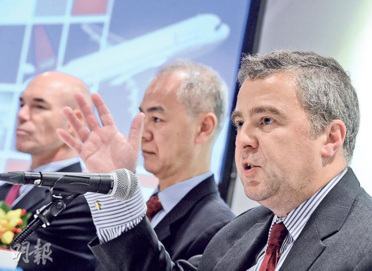 中銀航空租賃今日招股,董事總經理兼行政總裁Robert Martin(右)表示香港是亞洲最具流通性的市場,因此選擇在港上市。(劉焌陶攝) 中銀航空租賃今日招股,董事總經理兼行政總裁Robert Martin(右)表示香港是亞洲最具流通性的市場,因此選擇在港上市。(劉焌陶攝)