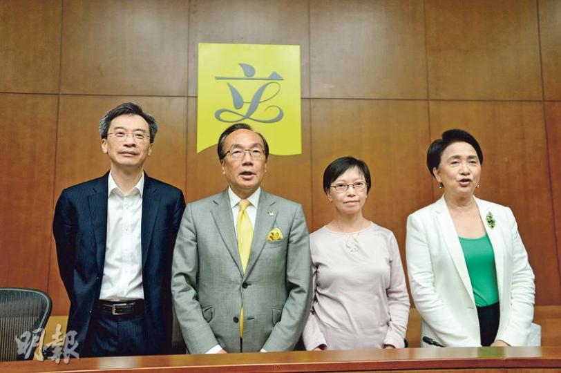 泛民4名議員李國麟(左起)、梁家傑、何秀蘭及劉慧卿跟張德江酒會會面後見記者,多次拒絕引述張德江席間言論,但透露當他們提出撤換特首時,看到在場的特首梁振英在「捽手掌」,形容梁的表現緊張及不自然。(鄧宗弘攝) 泛民4名議員李國麟(左起)、梁家傑、何秀蘭及劉慧卿跟張德江酒會會面後見記者,多次拒絕引述張德江席間言論,但透露當他們提出撤換特首時,看到在場的特首梁振英在「捽手掌」,形容梁的表現緊張及不自然。(鄧宗弘攝)