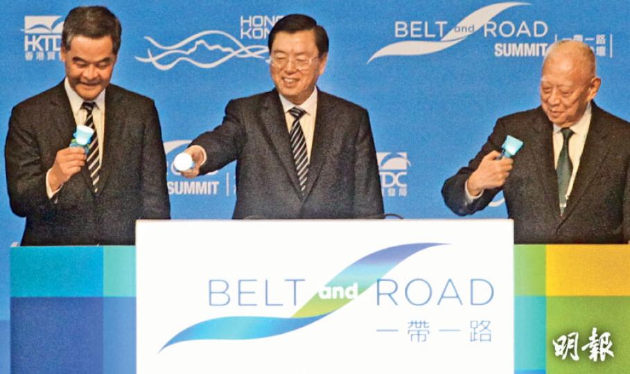 全國人大委員長張德江(中)、特首梁振英(左)和前特首董建華(右)等嘉賓,昨晨為一帶一路高峰論壇主持揭幕禮,司儀着眾人手持已預備好的電筒,射向台中間一帶一路的牌上為其亮燈。儀式後各人仍對這個可作亮燈工具的電筒甚感興趣。(李紹昌攝)港府昨晚在會展中心設宴歡迎全國人大委員長張德江,邀請了400多名嘉賓出席,包括特區主要官員及各界賢達。主家席名單包括張德江、梁振英伉儷、董建華伉儷,3名司長林鄭月娥、曾俊華及袁國強,終院首席法官馬道立,終院前首席法官李國能,人大常委范徐麗泰,基本法委員會副主任梁愛詩、委員 全國人大委員長張德江(中)、特首梁振英(左)和前特首董建華(右)等嘉賓,昨晨為一帶一路高峰論壇主持揭幕禮,司儀着眾人手持已預備好的電筒,射向台中間一帶一路的牌上為其亮燈。儀式後各人仍對這個可作亮燈工具的電筒甚感興趣。(李紹昌攝)港府昨晚在會展中心設宴歡迎全國人大委員長張德江,邀請了400多名嘉賓出席,包括特區主要官員及各界賢達。主家席名單包括張德江、梁振英伉儷、董建華伉儷,3名司長林鄭月娥、曾俊華及袁國強,終院首席法官馬道立,終院前首席法官李國能,人大常委范徐麗泰,基本法委員會副主任梁愛詩、委員