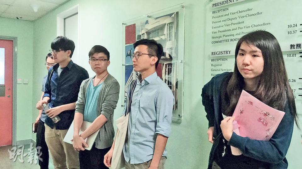 港大學術人力資源副校長候選人昨見學生,有份開會的包括港大學生會長孫曉楠(右起)、學生會內務副會長劉智恆、學生會評議會主席黃浩揚、前學生會長馮敬恩及研究生會會長朱科。(田青青攝) 港大學術人力資源副校長候選人昨見學生,有份開會的包括港大學生會長孫曉楠(右起)、學生會內務副會長劉智恆、學生會評議會主席黃浩揚、前學生會長馮敬恩及研究生會會長朱科。(田青青攝)