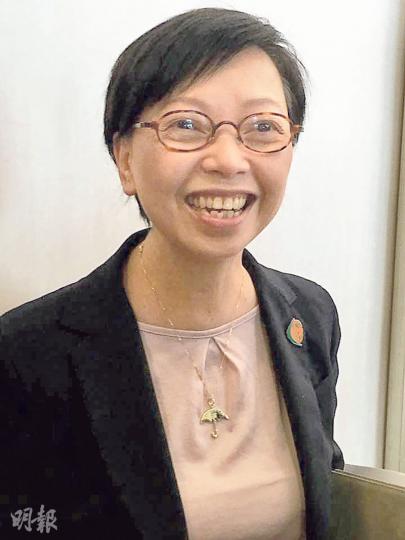 何秀蘭戴上雨傘吊墜頸鏈去見張德江,佢話吊墜係佔領運動時由市民製作,所以要戴住去見張德江。(楊康琪攝) 何秀蘭戴上雨傘吊墜頸鏈去見張德江,佢話吊墜係佔領運動時由市民製作,所以要戴住去見張德江。(楊康琪攝)