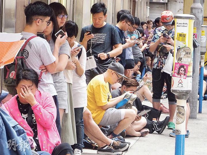黃子華與陳法拉舞台劇門票昨日公開發售,一早有過百市民排隊。(攝影:梁迺楠)Betty是陳法拉粉絲,帶定櫈仔一早排隊買飛。(攝影:梁迺楠)黃小姐說黃子華不論做舞台劇或棟篤笑都喜歡。(攝影:梁迺楠) 黃子華與陳法拉舞台劇門票昨日公開發售,一早有過百市民排隊。(攝影:梁迺楠)Betty是陳法拉粉絲,帶定櫈仔一早排隊買飛。(攝影:梁迺楠)黃小姐說黃子華不論做舞台劇或棟篤笑都喜歡。(攝影:梁迺楠)