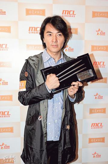 鄭伊健為MCL海怡戲院擔任開幕禮特別嘉賓,獲贈限量紀念品。(攝影:鍾偉茵)邵音音(左)與戴夢夢這對「矛盾」組合又碰頭,夢夢說音音姐平日都窒人,被她窒代表好friend。(攝影:鍾偉茵)蔡國威(左起)、張家瑩及劉錫賢3個前亞視人開心聚首,張家瑩低胸吸睛,蔡國威谷老鼠仔搶鏡。(攝影:鍾偉茵) 鄭伊健為MCL海怡戲院擔任開幕禮特別嘉賓,獲贈限量紀念品。(攝影:鍾偉茵)邵音音(左)與戴夢夢這對「矛盾」組合又碰頭,夢夢說音音姐平日都窒人,被她窒代表好friend。(攝影:鍾偉茵)蔡國威(左起)、張家瑩及劉錫賢3個前亞視人開心聚首,張家瑩低胸吸睛,蔡國威谷老鼠仔搶鏡。(攝影:鍾偉茵)