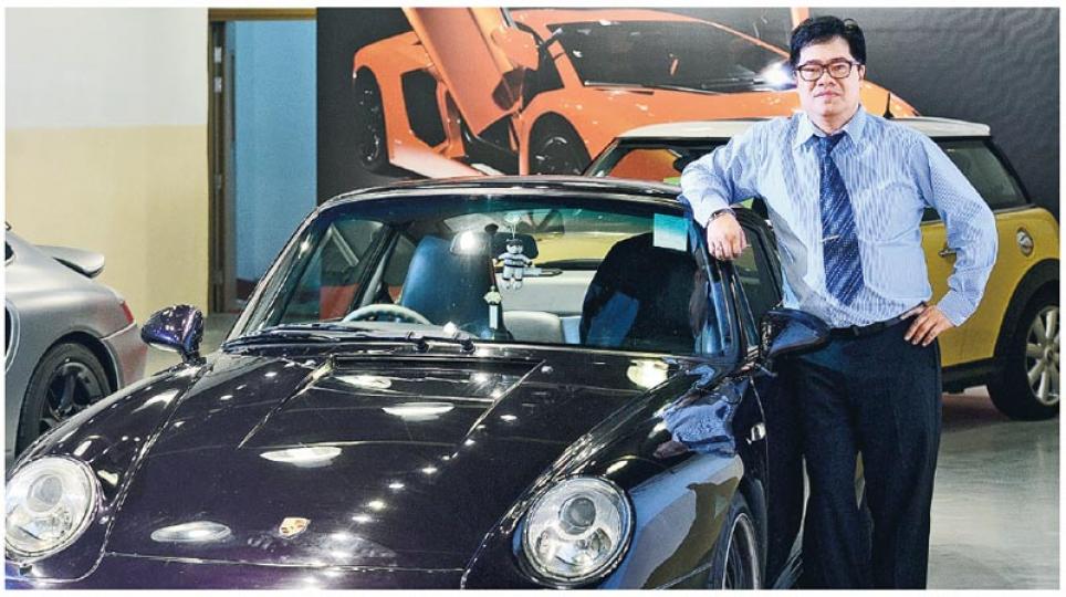 名車一代董事總經理李海棠表示,5年前買入保時捷古典型號,今天已升值近一倍,平均每年回報近20%,跑贏恒指。近期Porsche 911 Carrera RS Coupe 2.7賣價達千萬元,原車主買入時僅400萬元。(劉焌陶攝) 名車一代董事總經理李海棠表示,5年前買入保時捷古典型號,今天已升值近一倍,平均每年回報近20%,跑贏恒指。近期Porsche 911 Carrera RS Coupe 2.7賣價達千萬元,原車主買入時僅400萬元。(劉焌陶攝)