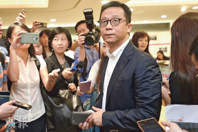 王維基昨出席港視股東大會,會後表示仍在考慮是否參選,若有決定會公布,又表明會平衡自己、公司及公眾的利益。(黃志東攝) 王維基昨出席港視股東大會,會後表示仍在考慮是否參選,若有決定會公布,又表明會平衡自己、公司及公眾的利益。(黃志東攝)