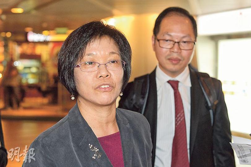 高級公務員評議會代表、華員會副會長利葵燕(左)指出,由於調查數據滯後,過往公僕曾遇經濟佳但加薪少,調查結果不能視為對公務員有利,華員會將審視報告再作建議。(鍾林枝攝)經濟前景不明朗下,本港約16萬公僕加薪仍有望跑贏大市。薪酬趨勢調查委員會昨公布最新薪酬趨勢調查,初步建議中層加薪4.68%,高層則建議加4.19%,高於今年私人市場整體加幅。(鍾林枝攝) 高級公務員評議會代表、華員會副會長利葵燕(左)指出,由於調查數據滯後,過往公僕曾遇經濟佳但加薪少,調查結果不能視為對公務員有利,華員會將審視報告再作建議。(鍾林枝攝)經濟前景不明朗下,本港約16萬公僕加薪仍有望跑贏大市。薪酬趨勢調查委員會昨公布最新薪酬趨勢調查,初步建議中層加薪4.68%,高層則建議加4.19%,高於今年私人市場整體加幅。(鍾林枝攝)