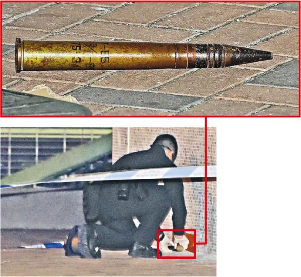 上水名都商場外超市發現一枚炮彈,上面寫有「55」數字,有軍事專家相信屬解放軍的「55式」高射炮炮彈,屬過時武器,其中部分成為軍事迷收藏品,惟未能確定今次發現的炮彈是否真品。警方檢走炮彈化驗,發現內裏沒有炸藥,正調查炮彈為何在街頭出現。(蔡方山攝) 上水名都商場外超市發現一枚炮彈,上面寫有「55」數字,有軍事專家相信屬解放軍的「55式」高射炮炮彈,屬過時武器,其中部分成為軍事迷收藏品,惟未能確定今次發現的炮彈是否真品。警方檢走炮彈化驗,發現內裏沒有炸藥,正調查炮彈為何在街頭出現。(蔡方山攝)