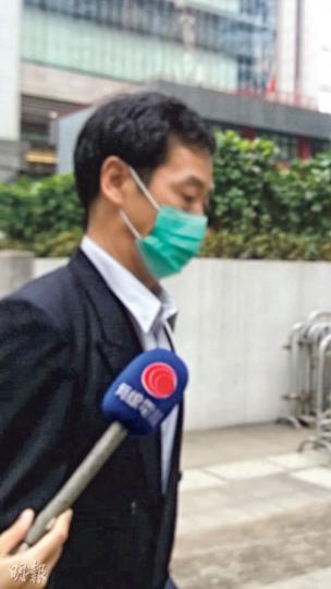 被告余岑發(圖)為偷懶15分鐘,先後逾200次關閉救護車上的全球定位系統(GPS),訛稱身處偏遠地方,以避免執行緊急職務。他早前承認公職人員行為失當,昨被判處200小時社會服務令。(羅霜寧攝) 被告余岑發(圖)為偷懶15分鐘,先後逾200次關閉救護車上的全球定位系統(GPS),訛稱身處偏遠地方,以避免執行緊急職務。他早前承認公職人員行為失當,昨被判處200小時社會服務令。(羅霜寧攝)