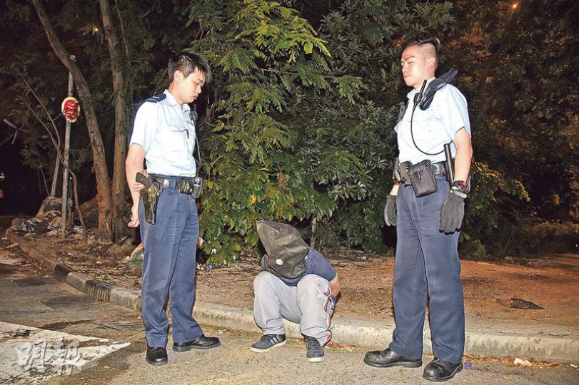 警方在調查一宗私家車縱火案時,在附近拘捕到另一宗毒駕案的通緝犯(戴頭套者)。(蔡方山攝) 警方在調查一宗私家車縱火案時,在附近拘捕到另一宗毒駕案的通緝犯(戴頭套者)。(蔡方山攝)