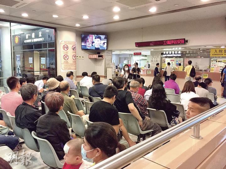 醫管局下月初起會於非辦公室時間加開化驗服務,在瑪麗及威爾斯醫院做緊急流感測試。圖為昨日傍晚瑪麗醫院急症室情况,不少病人正在輪候。(蘇智鑫攝) 醫管局下月初起會於非辦公室時間加開化驗服務,在瑪麗及威爾斯醫院做緊急流感測試。圖為昨日傍晚瑪麗醫院急症室情况,不少病人正在輪候。(蘇智鑫攝)