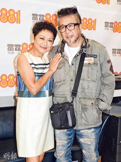 葉麗儀(左)及音樂人鮑比達(右)到電台宣傳。(攝影:梁迺楠) 葉麗儀(左)及音樂人鮑比達(右)到電台宣傳。(攝影:梁迺楠)