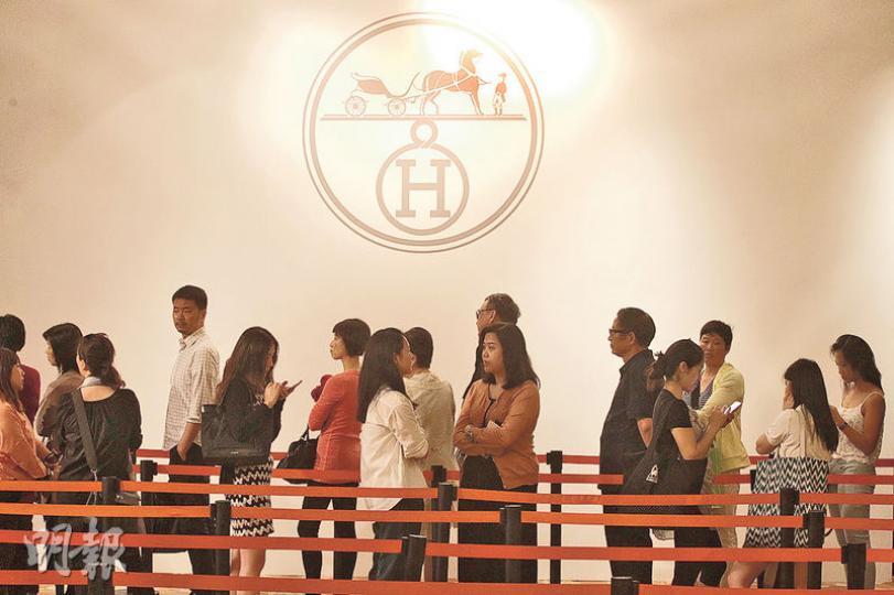 Hermès是次減價活動雖只向VIP會員發放邀請函,惟活動亦開放予公眾選購,有職員表示,公司未有打算「加碼」,公開減價活動今年僅此一次。是次活動為期兩天,將於今日晚上7時半結束。(李紹昌攝) Hermès是次減價活動雖只向VIP會員發放邀請函,惟活動亦開放予公眾選購,有職員表示,公司未有打算「加碼」,公開減價活動今年僅此一次。是次活動為期兩天,將於今日晚上7時半結束。(李紹昌攝)