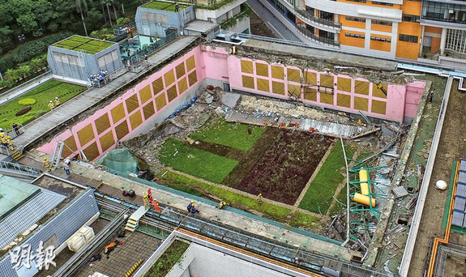 從高空圖片可見,整個天台綠化草地在意外後完全壓毁整個由金屬鋼筋而成的城大胡法光運動中心陳大河會堂屋頂,整個塌到5樓的場館內,四周全是天花的鋼筋及石屎,場面駭人。(蘇智鑫攝)城大胡法光運動中心5樓陳大河綜合會堂頂天花連綠化天台突然塌下,面積達1400平方米,3人受傷送院;事後消防坍塌搜救隊(橙衣者)及其他消防員由天台游繩落到現場搜索是否有人被困。(楊柏賢攝)塌下屋頂面積高達1400平方米,天花的金屬鋼筋及石屎碎片散滿一地,阻擋陳大河綜合會堂所有出入口,消防要出動坍塌搜索犬協助搜索,確保雜物下沒有人 從高空圖片可見,整個天台綠化草地在意外後完全壓毁整個由金屬鋼筋而成的城大胡法光運動中心陳大河會堂屋頂,整個塌到5樓的場館內,四周全是天花的鋼筋及石屎,場面駭人。(蘇智鑫攝)城大胡法光運動中心5樓陳大河綜合會堂頂天花連綠化天台突然塌下,面積達1400平方米,3人受傷送院;事後消防坍塌搜救隊(橙衣者)及其他消防員由天台游繩落到現場搜索是否有人被困。(楊柏賢攝)塌下屋頂面積高達1400平方米,天花的金屬鋼筋及石屎碎片散滿一地,阻擋陳大河綜合會堂所有出入口,消防要出動坍塌搜索犬協助搜索,確保雜物下沒有人