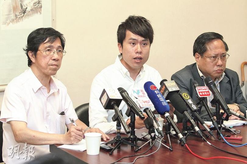 上月因甲型流感併發腦炎死亡的6歲男童Billy,其父母質疑仁濟醫院延遲處方特敏福,令其子失救,二人昨由民主黨區議員李洪波(左)、鄺俊宇(中)及立法會議員何俊仁(右)陪同與醫管局代表會面。鄺俊宇會後稱,Billy父母因傷心過度未能出席記者會,他引述二人稱明白無法挽回愛子生命,但希望同類事件不再發生。(林俊源攝) 上月因甲型流感併發腦炎死亡的6歲男童Billy,其父母質疑仁濟醫院延遲處方特敏福,令其子失救,二人昨由民主黨區議員李洪波(左)、鄺俊宇(中)及立法會議員何俊仁(右)陪同與醫管局代表會面。鄺俊宇會後稱,Billy父母因傷心過度未能出席記者會,他引述二人稱明白無法挽回愛子生命,但希望同類事件不再發生。(林俊源攝)