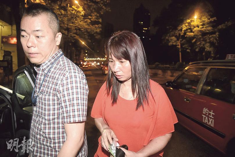 大角嘴撒沙搶劫案中,女事主(右)眼睛不適送院治理,未有大礙;由探員陪同出院返署提供資料助查。(蔡方山攝) 大角嘴撒沙搶劫案中,女事主(右)眼睛不適送院治理,未有大礙;由探員陪同出院返署提供資料助查。(蔡方山攝)