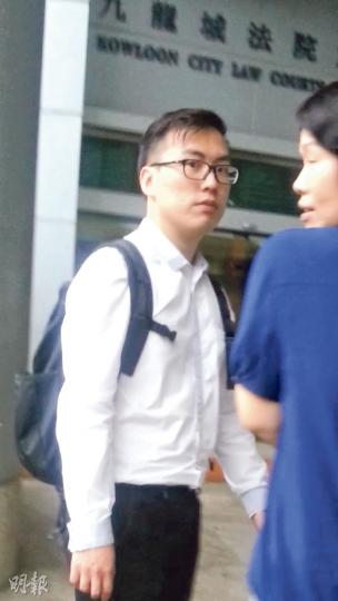 白衣者為被告吳俊霆。(羅霜寧攝) 白衣者為被告吳俊霆。(羅霜寧攝)
