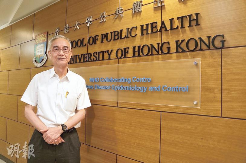 65歲的港大醫學院公共衛生學院社會醫學講座教授林大慶重視家庭,與妻結婚逾30載,兩人間中鬧情緒,他會擁抱妻子說「我愛你」,釋出愛意修補關係。如今他推廣家庭節,盼市民可與家人一同慶祝。(邱雅錡攝) 65歲的港大醫學院公共衛生學院社會醫學講座教授林大慶重視家庭,與妻結婚逾30載,兩人間中鬧情緒,他會擁抱妻子說「我愛你」,釋出愛意修補關係。如今他推廣家庭節,盼市民可與家人一同慶祝。(邱雅錡攝)