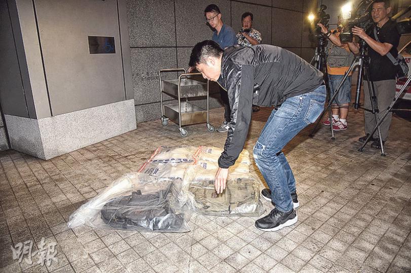 大角嘴發生「警察當賊扮」毒品案件中,探員在目標私家車內兩個背包內檢獲19公斤懷疑冰毒,市值約590萬元,拘捕兩名涉案男子帶署扣查。(蔡方山攝) 大角嘴發生「警察當賊扮」毒品案件中,探員在目標私家車內兩個背包內檢獲19公斤懷疑冰毒,市值約590萬元,拘捕兩名涉案男子帶署扣查。(蔡方山攝)
