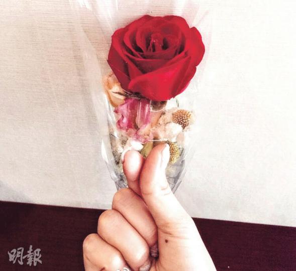 林心如曬玫瑰花兼做韓式的心心手勢向男友示愛。(微博圖片)林心如早年在微博曬與霍建華的面貼面親密合照。(微博圖片) 林心如曬玫瑰花兼做韓式的心心手勢向男友示愛。(微博圖片)林心如早年在微博曬與霍建華的面貼面親密合照。(微博圖片)