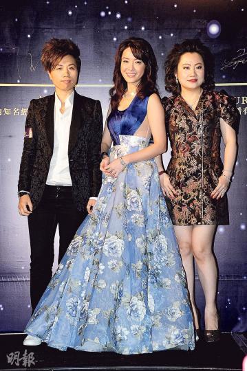 向海嵐(中)再戰娛樂圈,簽約經理人汪子琦(左)及Laura(右)。(攝影:鍾偉茵)向海嵐再戴后冠,在台上講感受時忍不住落淚。(攝影:鍾偉茵)向海嵐獲媽媽力撐。(攝影:鍾偉茵) 向海嵐(中)再戰娛樂圈,簽約經理人汪子琦(左)及Laura(右)。(攝影:鍾偉茵)向海嵐再戴后冠,在台上講感受時忍不住落淚。(攝影:鍾偉茵)向海嵐獲媽媽力撐。(攝影:鍾偉茵)