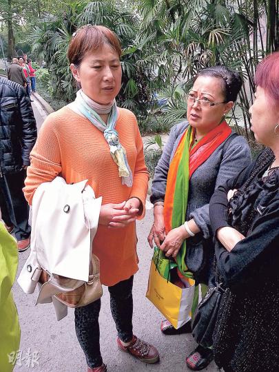 今年文革50周年,清明節敏感時間,重慶當局在紅衛兵墓園附近派駐大批便衣公安,有前往墓園拜祭的家屬(圖)亦不敢向記者多言。(明報記者攝) 今年文革50周年,清明節敏感時間,重慶當局在紅衛兵墓園附近派駐大批便衣公安,有前往墓園拜祭的家屬(圖)亦不敢向記者多言。(明報記者攝)