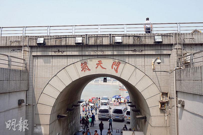 當年「八八海戰」的主戰場,如今成為重慶最熱鬧的朝天門碼頭。(明報記者攝) 當年「八八海戰」的主戰場,如今成為重慶最熱鬧的朝天門碼頭。(明報記者攝)