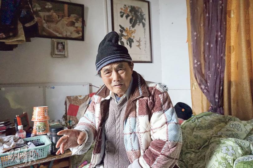 文革期間重慶造反派頭目黃廉認為,習近平並非毛澤東的繼承人,亦沒有走文革的路,「他有些事在學(毛),但他的方法錯了」。(明報記者攝)黃廉曾在養老院房中掛滿毛澤東的畫像,但養老院要求收起,現在只剩兩張。圖為黃廉牀頭牆上掛的毛澤東讀書像。(明報記者攝) 文革期間重慶造反派頭目黃廉認為,習近平並非毛澤東的繼承人,亦沒有走文革的路,「他有些事在學(毛),但他的方法錯了」。(明報記者攝)黃廉曾在養老院房中掛滿毛澤東的畫像,但養老院要求收起,現在只剩兩張。圖為黃廉牀頭牆上掛的毛澤東讀書像。(明報記者攝)