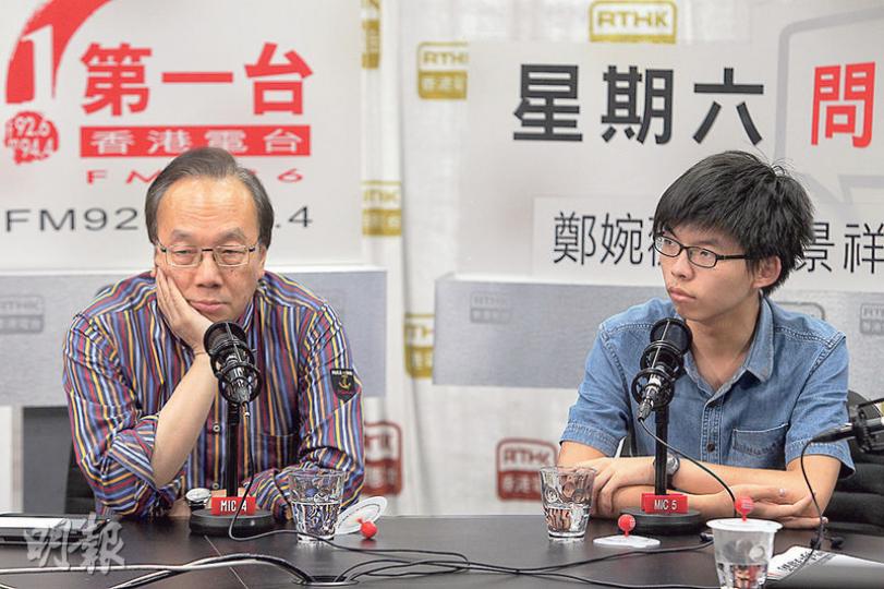香港眾志秘書長黃之鋒(右)昨與公民黨梁家傑(左)上電台節目,討論張德江訪港。黃之鋒認為張德江此行未能打動青年,指若張有誠意聆聽各界訴求,「咁心裏面嘅各界應該唔包括青年」。(林俊源攝) 香港眾志秘書長黃之鋒(右)昨與公民黨梁家傑(左)上電台節目,討論張德江訪港。黃之鋒認為張德江此行未能打動青年,指若張有誠意聆聽各界訴求,「咁心裏面嘅各界應該唔包括青年」。(林俊源攝)