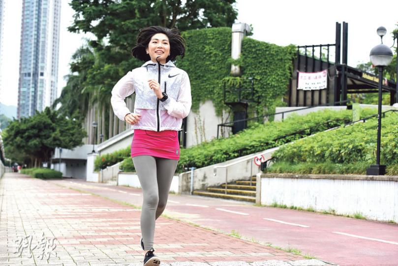 現年25歲的江善彤(Stella)3年前患上淋巴癌,至去年中才完成療程。經此一役,她一改以往的緊張性格,更享受生活,愛上跑步、行山,早前曾參加長跑比賽。(陳淑安攝) 現年25歲的江善彤(Stella)3年前患上淋巴癌,至去年中才完成療程。經此一役,她一改以往的緊張性格,更享受生活,愛上跑步、行山,早前曾參加長跑比賽。(陳淑安攝)