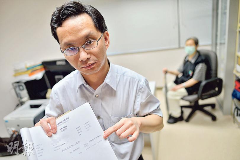 港大電機電子工程系助理教授梁家昌(前)的母親(後)去年本想續定期,卻誤買保險。他們將與銀行和解,梁家昌說已十分滿意,過去半年為事件奔波勞碌,十分疲累,冀事件能告一段落。(蘇智鑫攝) 港大電機電子工程系助理教授梁家昌(前)的母親(後)去年本想續定期,卻誤買保險。他們將與銀行和解,梁家昌說已十分滿意,過去半年為事件奔波勞碌,十分疲累,冀事件能告一段落。(蘇智鑫攝)