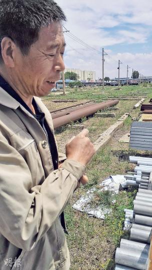 在唐山經營鋼材的楊先生。(鄭海龍攝)唐山吉祥鋼材市場幾近荒蕪,在此經營鋼材的楊先生,將原先租來堆鋼材的空地用來種黃豆。(鄭海龍攝) 在唐山經營鋼材的楊先生。(鄭海龍攝)唐山吉祥鋼材市場幾近荒蕪,在此經營鋼材的楊先生,將原先租來堆鋼材的空地用來種黃豆。(鄭海龍攝)