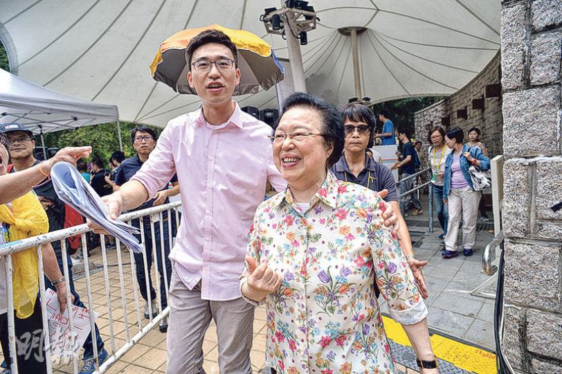 港區全國人大代表譚惠珠(右)昨在港台節目《城市論壇》為「有槍有炮論」解畫,稱張榮順會上排除「用刀用槍」和用武力處理港獨問題,結論是以法律和輿論處理。圖為她離開會場時,有觀眾隔着圍欄指罵她,節目主持人蘇敬恆(左)護送她離開。(蘇智鑫攝) 港區全國人大代表譚惠珠(右)昨在港台節目《城市論壇》為「有槍有炮論」解畫,稱張榮順會上排除「用刀用槍」和用武力處理港獨問題,結論是以法律和輿論處理。圖為她離開會場時,有觀眾隔着圍欄指罵她,節目主持人蘇敬恆(左)護送她離開。(蘇智鑫攝)