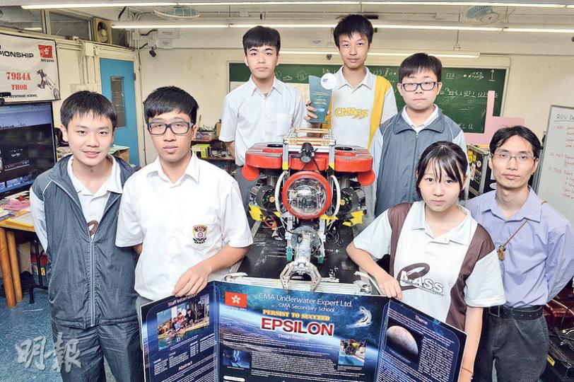 廠商會中學科技科科主任張文源(前排右一)透過鼓勵學生參加機械人賽事,助他們找到學習動力,以往懶散的光光(後排左一),如今努力學英文。(劉焌陶攝) 廠商會中學科技科科主任張文源(前排右一)透過鼓勵學生參加機械人賽事,助他們找到學習動力,以往懶散的光光(後排左一),如今努力學英文。(劉焌陶攝)