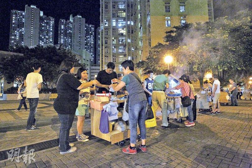 逸東邨熟食小販每晚深夜營業,已逾10年,成為區內夜市,惟本月起不停被人投訴,頻被食環署及房屋署人員驅趕及檢控。(林俊源攝) 逸東邨熟食小販每晚深夜營業,已逾10年,成為區內夜市,惟本月起不停被人投訴,頻被食環署及房屋署人員驅趕及檢控。(林俊源攝)