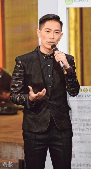 羅鈞滿主持《勁歌金曲優秀選》時就酒後駕駛向觀眾公開認錯,氣氛有點格格不入。(攝影:孫華中) 羅鈞滿主持《勁歌金曲優秀選》時就酒後駕駛向觀眾公開認錯,氣氛有點格格不入。(攝影:孫華中)