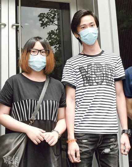 廣華醫院月初發生24日大女嬰離奇墮地事件,女嬰徐塏錡的父母(圖)昨去油麻地警署錄口供,首次露面的徐太(左)稱心情深受事件困擾,仍很擔心愛女。(陳淑安攝) 廣華醫院月初發生24日大女嬰離奇墮地事件,女嬰徐塏錡的父母(圖)昨去油麻地警署錄口供,首次露面的徐太(左)稱心情深受事件困擾,仍很擔心愛女。(陳淑安攝)