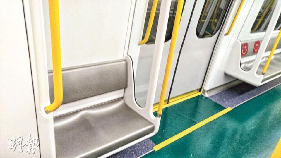 東鐵線新列車在每卡車廂頭尾各設兩組被稱為「情侶座」的雙座位。(黃俊鋒攝) 東鐵線新列車在每卡車廂頭尾各設兩組被稱為「情侶座」的雙座位。(黃俊鋒攝)