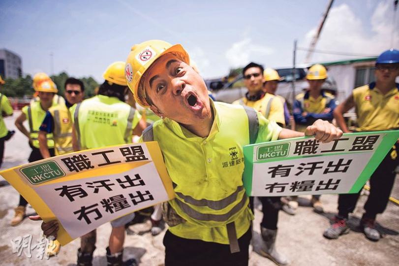 高鐵香港段工程地盤昨發生集體追薪事件,近百工人拉橫額罷工抗議,指資方拖薪約500萬元,其間有工人手持標語向鏡頭激動大叫口號(圖)。勞資雙方開會後達成共識,工潮結束。(馮凱鍵攝) 高鐵香港段工程地盤昨發生集體追薪事件,近百工人拉橫額罷工抗議,指資方拖薪約500萬元,其間有工人手持標語向鏡頭激動大叫口號(圖)。勞資雙方開會後達成共識,工潮結束。(馮凱鍵攝)