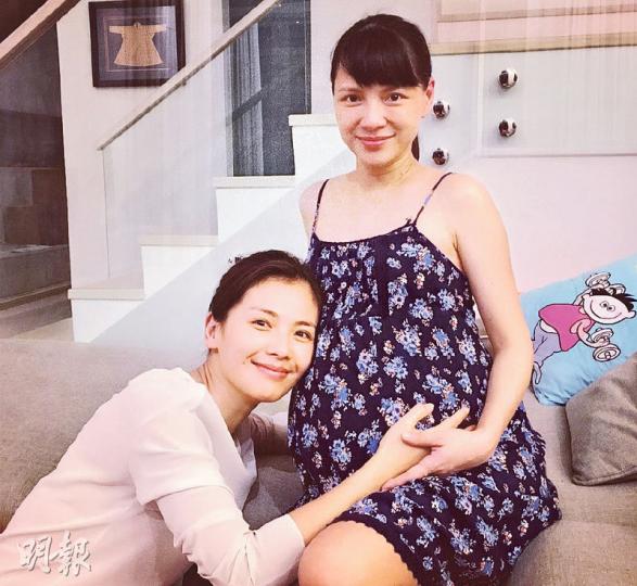 劉濤(左)到大馬探望好姊妹李心潔(右),更親親心潔巨肚。(微博圖片)在馬來西亞待產的李心潔懷孖仔,肚大如籮,被粉絲讚她是「巨肚女神」。(微博圖片) 劉濤(左)到大馬探望好姊妹李心潔(右),更親親心潔巨肚。(微博圖片)在馬來西亞待產的李心潔懷孖仔,肚大如籮,被粉絲讚她是「巨肚女神」。(微博圖片)