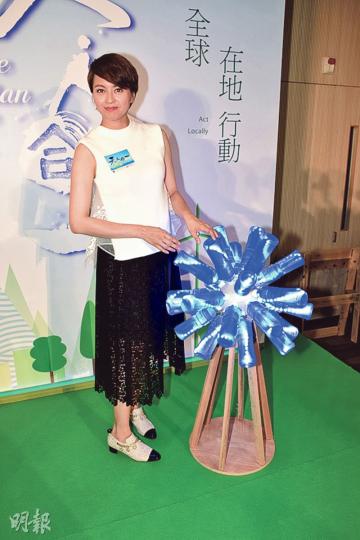 梁詠琪表示右膝受傷已痊癒,但留下明顯的疤痕。(攝影﹕梁迺楠) 梁詠琪表示右膝受傷已痊癒,但留下明顯的疤痕。(攝影﹕梁迺楠)