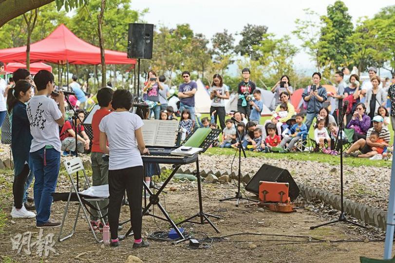 在大樹下的舞台全日都有各式表演,包括馬頭琴、陶笛等,大小觀眾都不介意在草地上席地而坐靜靜欣賞。(黃志東攝)維港新村悅讀營約有550人參與,共有近90個營,小朋友們自由地在草地跑來跑去,現場看場面非常壯觀。(顏燕雯攝)活動第二天的早上,營地出現了一架「點心車」,原來這是「流動繪本點心車」,放有多本繪本及顏色筆,讓小朋友隨便拿來閱讀及即席寫生。(黃志東攝)大會在營地一隅安排了3000塊積木,讓小朋友自由拼砌,無論日與夜,小朋友都各有一套玩法。(黃志東攝)其中一個參與的團體「故事長老部落」是由一班長者 在大樹下的舞台全日都有各式表演,包括馬頭琴、陶笛等,大小觀眾都不介意在草地上席地而坐靜靜欣賞。(黃志東攝)維港新村悅讀營約有550人參與,共有近90個營,小朋友們自由地在草地跑來跑去,現場看場面非常壯觀。(顏燕雯攝)活動第二天的早上,營地出現了一架「點心車」,原來這是「流動繪本點心車」,放有多本繪本及顏色筆,讓小朋友隨便拿來閱讀及即席寫生。(黃志東攝)大會在營地一隅安排了3000塊積木,讓小朋友自由拼砌,無論日與夜,小朋友都各有一套玩法。(黃志東攝)其中一個參與的團體「故事長老部落」是由一班長者