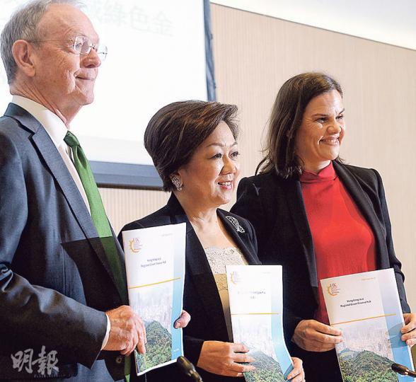 金發局主席查史美倫(中)指出,在綠色金融方面,倫敦相較香港成熟,因倫敦的專才較為熟悉綠色金融,且不論機構或個人股東,均愈來愈關注環保,故香港須加快推廣工作。(劉焌陶攝) 金發局主席查史美倫(中)指出,在綠色金融方面,倫敦相較香港成熟,因倫敦的專才較為熟悉綠色金融,且不論機構或個人股東,均愈來愈關注環保,故香港須加快推廣工作。(劉焌陶攝)