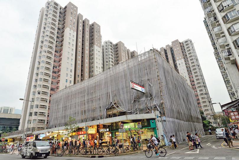 全港業主反貪腐反圍標大聯盟發言人林卓廷指出,大圍富嘉花園早前維修工程費近1億元,惟顧問費只數十萬元。他質疑有關公司壓低顧問費中標,最終以天價維修費獲利。(楊柏賢攝)大埔新興花園居民謝小姐今年1月曾向競委會舉報,指其屋苑維修工程涉圍標,然而1月底收到競委會回復電郵後,調查至今未有進展。(林俊源攝) 全港業主反貪腐反圍標大聯盟發言人林卓廷指出,大圍富嘉花園早前維修工程費近1億元,惟顧問費只數十萬元。他質疑有關公司壓低顧問費中標,最終以天價維修費獲利。(楊柏賢攝)大埔新興花園居民謝小姐今年1月曾向競委會舉報,指其屋苑維修工程涉圍標,然而1月底收到競委會回復電郵後,調查至今未有進展。(林俊源攝)
