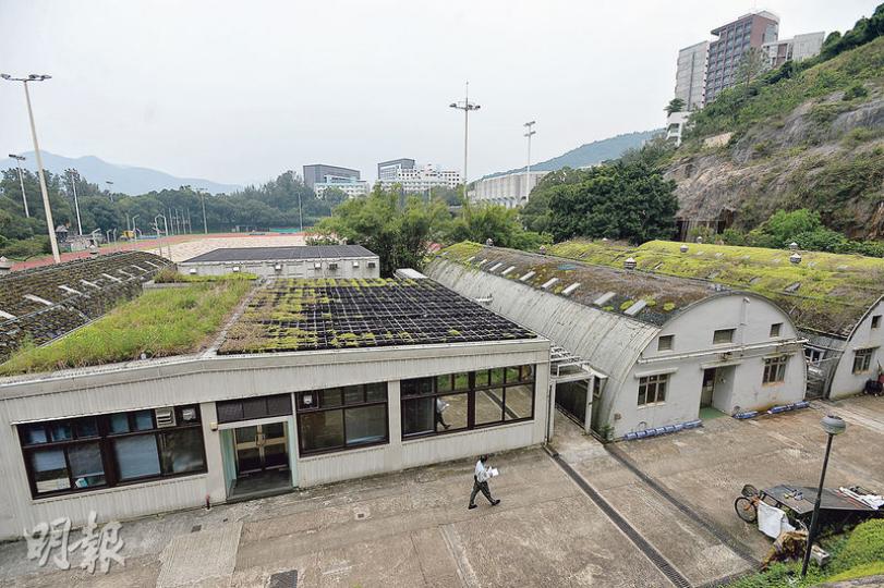 中大夏鼎基運動場旁邊有6間鐵皮屋,包括圖右方的圓拱形和圖左方的單層方形建築,其中方形建築頂部植物種於泥土之中,圓拱形屋頂則有鐵絲網及攀爬植物。校方解釋植物是因應早年研究建築物垂直綠化而種,以改善鐵皮屋夏天室溫較高的情况。(楊柏賢攝)中大表示,綠化鐵皮屋頂的草類根基只有約40mm厚,重量甚輕,但校方十分關注近日的綠色天台安全問題,為減低師生的不必要疑慮,會加快移除屋頂植物。(楊柏賢攝) 中大夏鼎基運動場旁邊有6間鐵皮屋,包括圖右方的圓拱形和圖左方的單層方形建築,其中方形建築頂部植物種於泥土之中,圓拱形屋頂則有鐵絲網及攀爬植物。校方解釋植物是因應早年研究建築物垂直綠化而種,以改善鐵皮屋夏天室溫較高的情况。(楊柏賢攝)中大表示,綠化鐵皮屋頂的草類根基只有約40mm厚,重量甚輕,但校方十分關注近日的綠色天台安全問題,為減低師生的不必要疑慮,會加快移除屋頂植物。(楊柏賢攝)