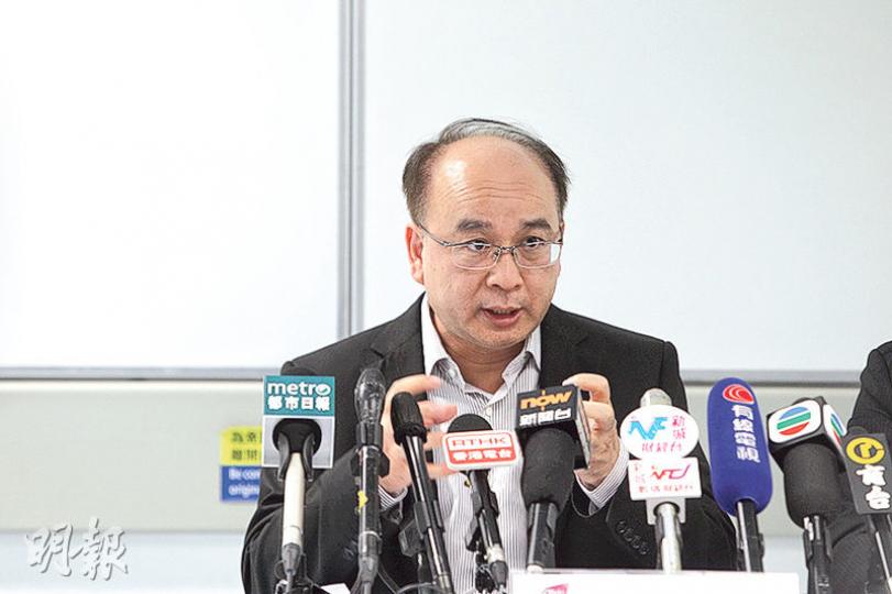 城大傳訊及公關處署任處長陳國康表示,事發的康樂樓已圍封,城大將在安全情况下逐步解封,此外城大聘請的獨立認可人士及註冊結構工程師,今日將會公布中期報告。(林俊源攝) 城大傳訊及公關處署任處長陳國康表示,事發的康樂樓已圍封,城大將在安全情况下逐步解封,此外城大聘請的獨立認可人士及註冊結構工程師,今日將會公布中期報告。(林俊源攝)