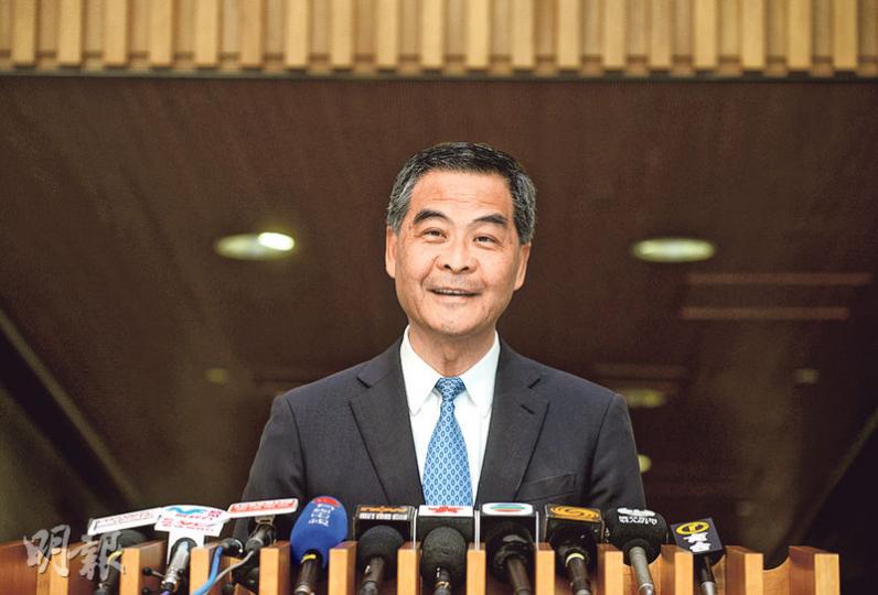 特首梁振英(圖)回應中央是否以槍炮應付港獨時,以「有關法律的問題,待律政司長向大家進一步說明」作回應。(鍾林枝攝) 特首梁振英(圖)回應中央是否以槍炮應付港獨時,以「有關法律的問題,待律政司長向大家進一步說明」作回應。(鍾林枝攝)
