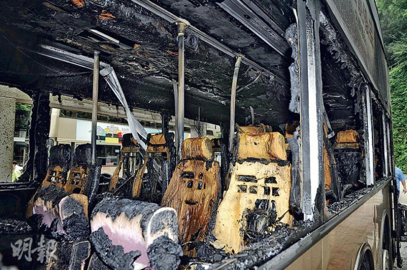 火警中,涉事九巴嚴重焚毁,除車窗玻璃爆裂,車廂內座椅亦燒至露出支架。(賴俊傑攝) 火警中,涉事九巴嚴重焚毁,除車窗玻璃爆裂,車廂內座椅亦燒至露出支架。(賴俊傑攝)